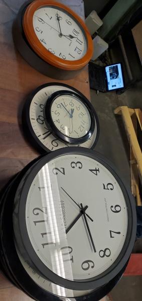 Lot of 25 Used Wall Clocks - Image 2