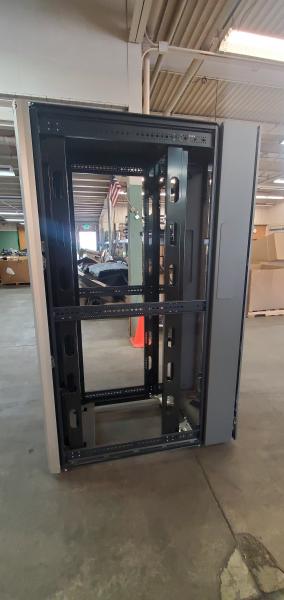 HP Server Cabinet- 23"x48". Empty, No Side Panels. No Keys - Image 3