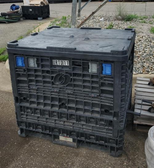 Industrial Manual Hose Reel in enclosure with Hose. - Image 1