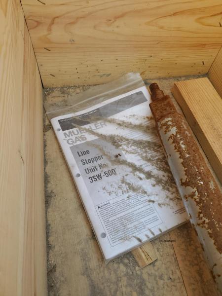 Mueller Co. Municipal utility surplus lot featuring gas and water line-stopping equipment, flanged gate valves, and side-out valves, multi-pallet lot, mixed new and used, - Image 12