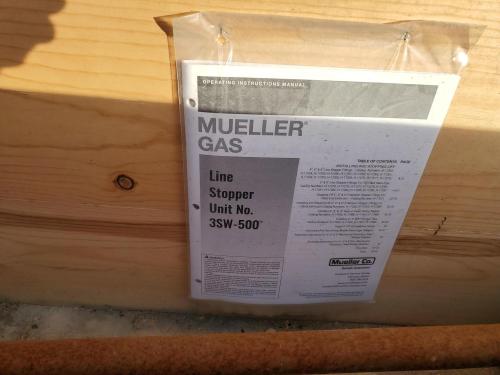 Mueller Co. Municipal utility surplus lot featuring gas and water line-stopping equipment, flanged gate valves, and side-out valves, multi-pallet lot, mixed new and used, - Image 14