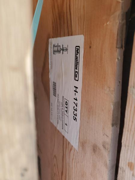 Mueller Co. Municipal utility surplus lot featuring gas and water line-stopping equipment, flanged gate valves, and side-out valves, multi-pallet lot, mixed new and used, - Image 15