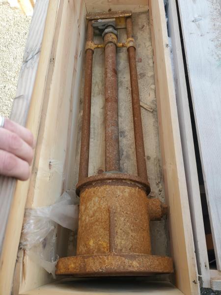 Mueller Co. Municipal utility surplus lot featuring gas and water line-stopping equipment, flanged gate valves, and side-out valves, multi-pallet lot, mixed new and used, - Image 10