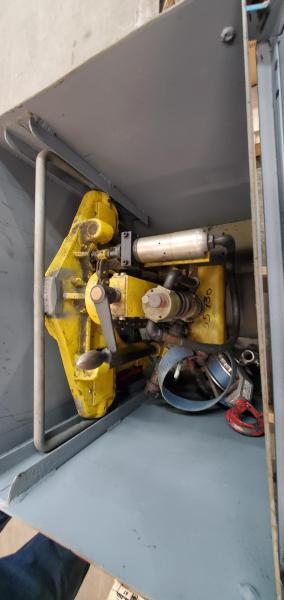 Portable metal gas pipe cutting/beveling saw with mounting frame and pneumatic feed cylinder, - Image 3