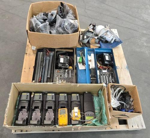 Lot of industrial safety equipment &ndash; BW GasAlertMax XT II gas detectors w/ multi-charger, respirators, air tank harness & test instruments - Image 1