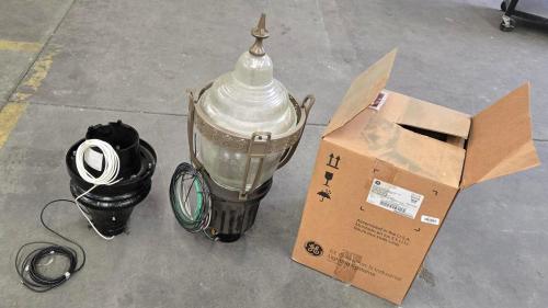 Lot of 2 GE Evolve LED Post Top Street Lights- 1x 40W, 1x 83W- Both are 120&ndash;277V &ndash; (1 Complete w/ Globe, 1 No Globe)- - Image 1