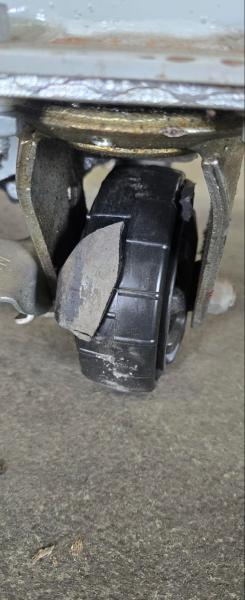 Roughneck Hydraulic Lift Table Cart, 500 lb Capacity- Has 1 Bad Caster - Image 3