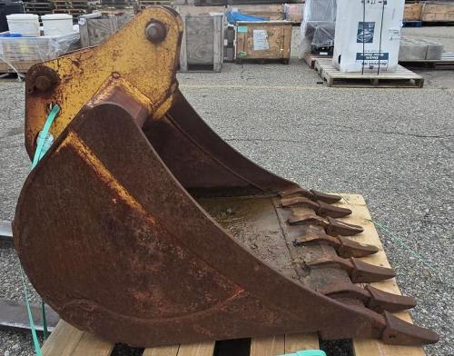 Heavy-duty excavator digging bucket with teeth, used condition with surface rust- - Image 1