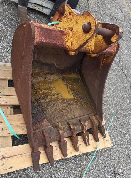 Heavy-duty excavator digging bucket with teeth, used condition with surface rust- - Image 2