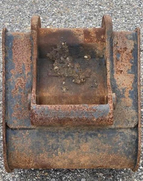 Heavy-duty excavator digging bucket with teeth, used condition with surface rust- - Image 2