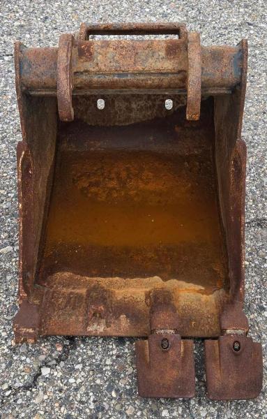 Heavy-duty excavator digging bucket with teeth, used condition with surface rust- - Image 3