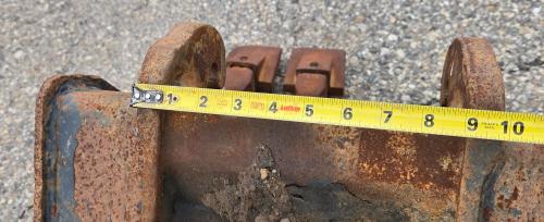 Heavy-duty excavator digging bucket with teeth, used condition with surface rust- - Image 4