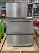 Manitowoc Commercial Ice Machine w/ B400 Bin &ndash; 208-230V. Untested. Missing Small Front Panel-