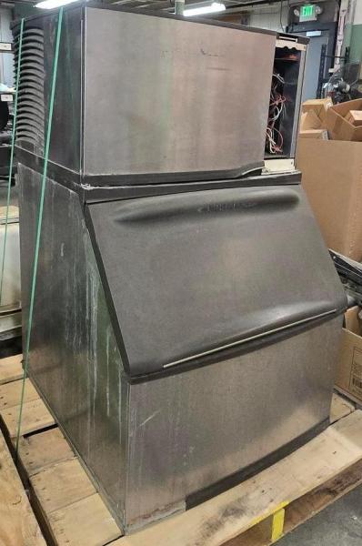Manitowoc Commercial Ice Machine w/ B400 Bin &ndash; 208-230V. Untested. Missing Small Front Panel- - Image 2