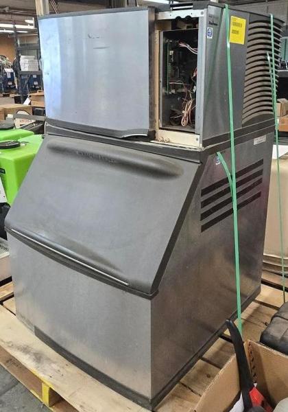 Manitowoc Commercial Ice Machine w/ B400 Bin &ndash; 208-230V. Untested. Missing Small Front Panel- - Image 3