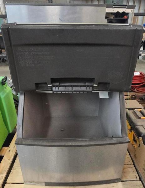 Manitowoc Commercial Ice Machine w/ B400 Bin &ndash; 208-230V. Untested. Missing Small Front Panel- - Image 4