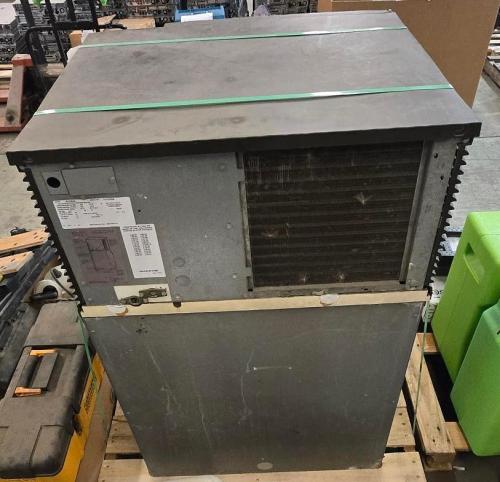 Manitowoc Commercial Ice Machine w/ B400 Bin &ndash; 208-230V. Untested. Missing Small Front Panel- - Image 5