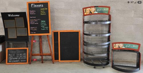 Commercial Caf&eacute; Display & Food Service Fixture Lot &ndash; Menu Boards, Display Racks, Fry Baskets, Buffet Stands & Steam Pans. - Image 1