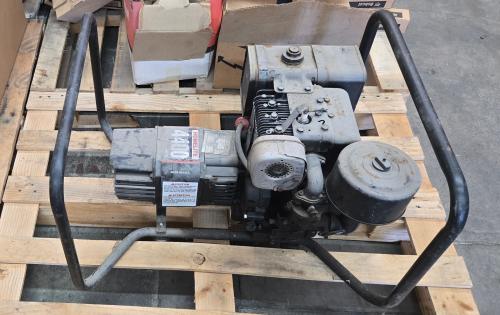 Homelite HL4400 portable generator powered by an 8 HP Briggs & Stratton gasoline engine. - Image 2