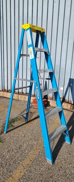 Werner Electro-Master Model 6006, 6-ft fiberglass stepladder, Type I, 250-lb duty rating. - Image 2