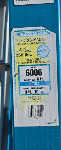 Werner Electro-Master Model 6006, 6-ft fiberglass stepladder, Type I, 250-lb duty rating. - Image 3
