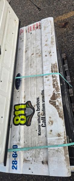 Mixed lot of used pickup truck body parts, consisting of three tailgates and three rear bumpers.  - Image 3