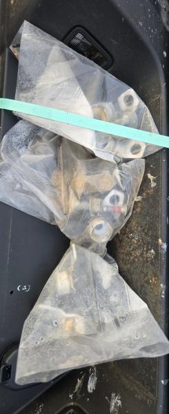 Mixed lot of used pickup truck body parts, consisting of three tailgates and three rear bumpers.  - Image 4