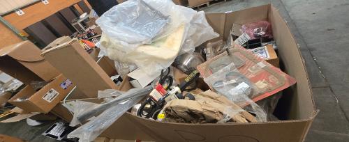 Lot of automotive replacement parts, components, and accessories from surplus inventory. - Image 3