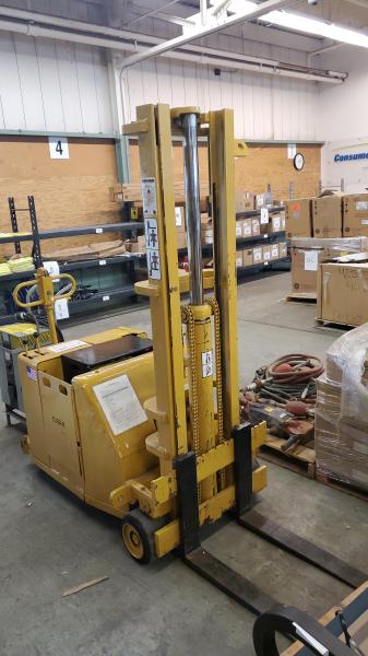 Clark PowrWorker Stacker ST-20 Forklift.(151622). with Charger. Working Condition.